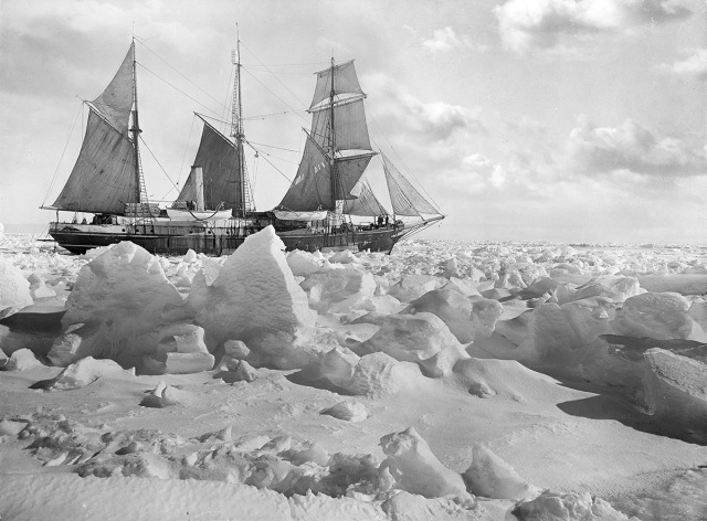 L'Endurance, le vaisseau de l'expédition de Shackelton, prise dans les glaces de la mer de Weddell. Photo de Frank Hurley 1914-1917. Droits : Royal Geographical Society/Institute of British Geographers http://www.thisiscolossal.com/2015/12/newly-restored-endurance-photos/